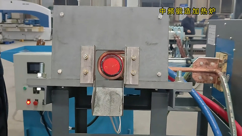中頻鍛造加熱爐配置自動(dòng)化控制系統(tǒng)和送料機(jī)，確實(shí)是一種高效、精準(zhǔn)的熱處理設(shè)備。