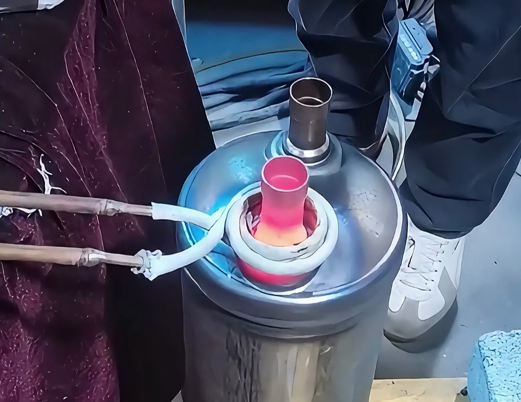 銅和不銹鋼都能焊？看高頻釬焊機(jī)焊接分液器銅與不銹鋼接口！