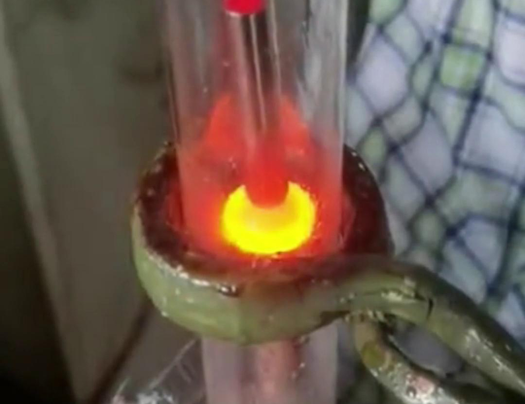 通過手持式高頻加熱機在氮氣保護下焊接銅管，可以獲得高質(zhì)量的焊縫，提高產(chǎn)品的性能和可靠性