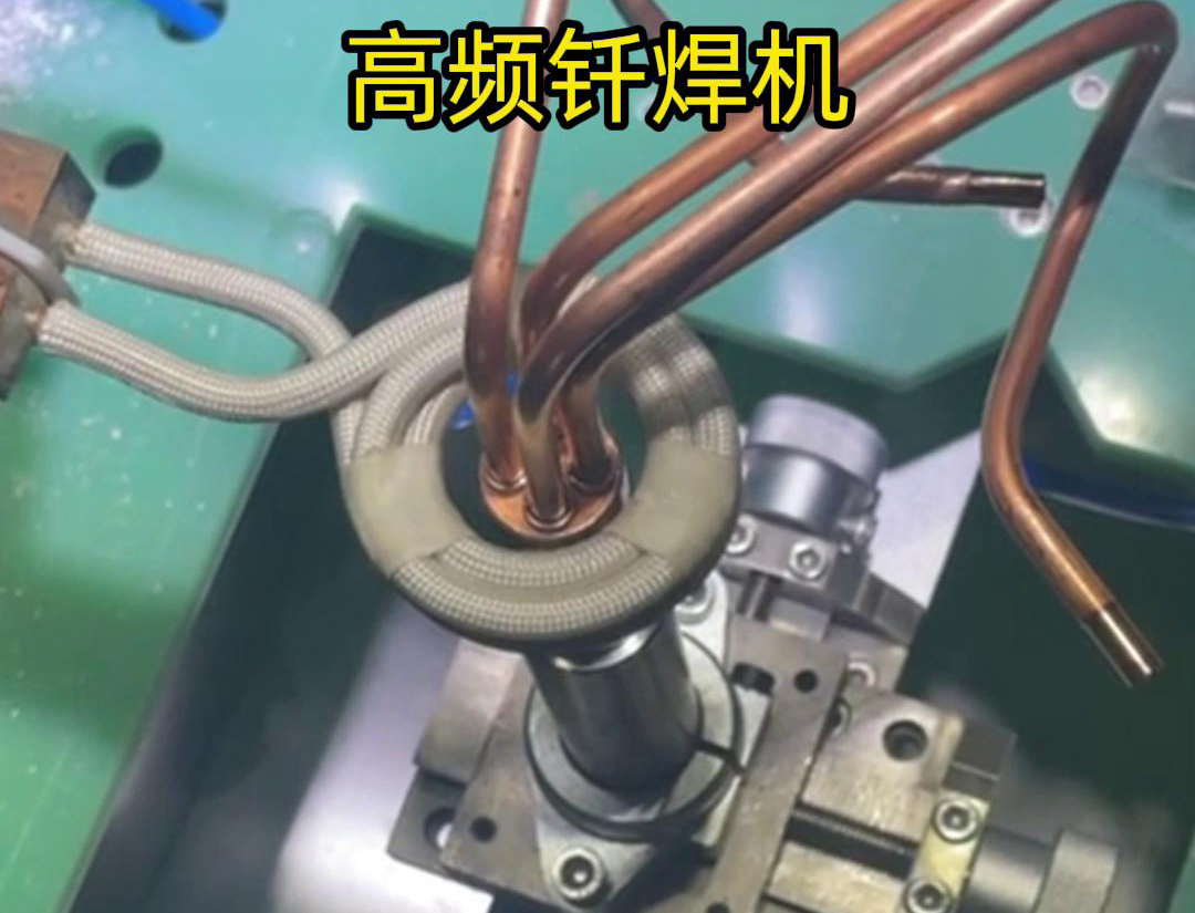 在雙工位自動感應釬焊設備中，每個工位都配備了獨立的感應加熱系統(tǒng)和釬焊工具，確保兩個工位可以同時進行焊接作業(yè)