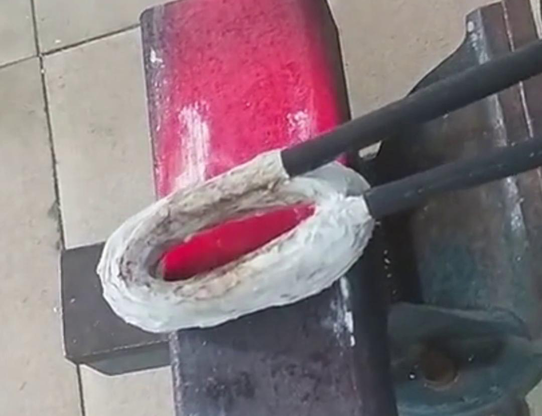 手持式高頻加熱機(jī)在方管加工中，它可以用來實(shí)現(xiàn)焊接預(yù)熱、局部退火、彎曲軟化等工藝需求
