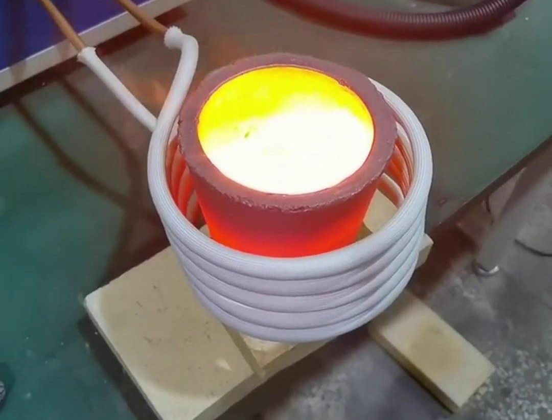 小型高頻熔鋁爐是一種高效、節(jié)能的熔煉設備，適用于鋁合金的快速熔化。