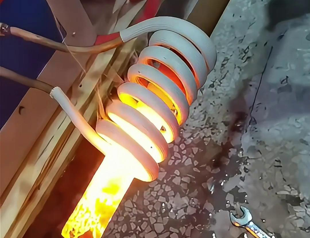鐵棒的高頻加熱具有效率高、速度快、操作簡單等優(yōu)點，廣泛應(yīng)用于金屬材料加工