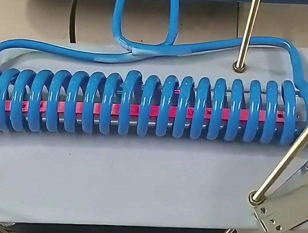 定制的高頻退火機(jī)，主要用于雙孔墊片在線退火使用