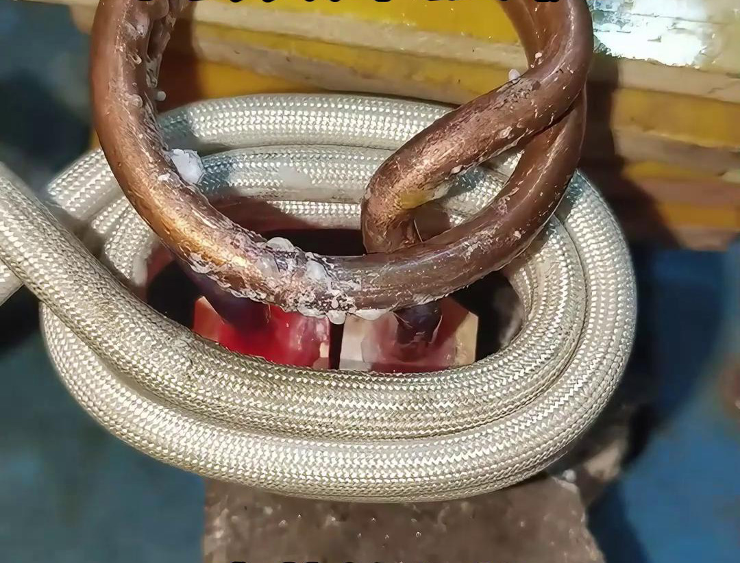 高頻焊接機(jī)能夠?qū)㈦姛峁艿淖香~和黃銅加熱到焊接溫度，提高了焊接效率