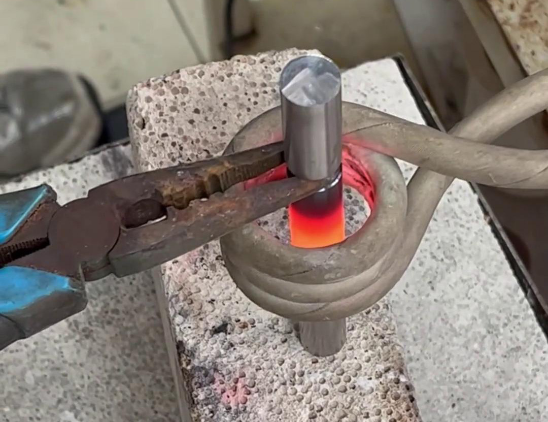 鋼棒折彎過程，高頻加熱機(jī)能快速加熱鋼棒退火
