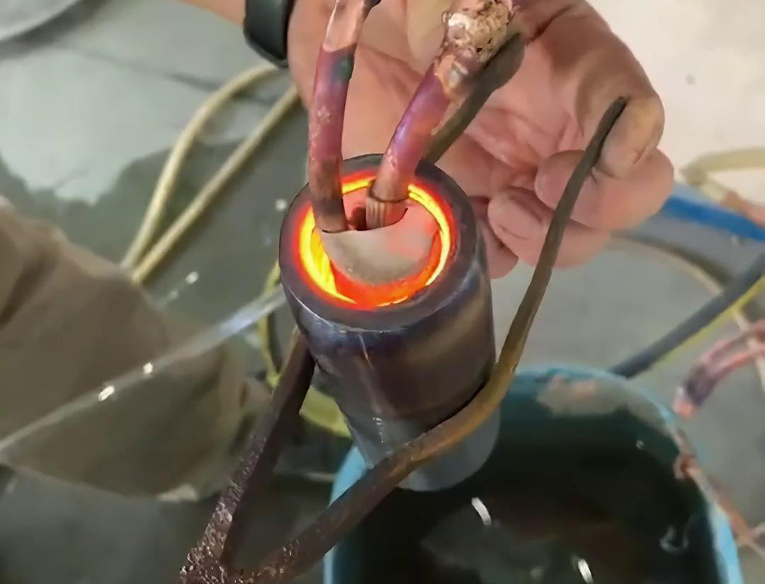 您要做內(nèi)孔熱處理嗎？那么這臺高頻加熱機就是您想要找的設(shè)備