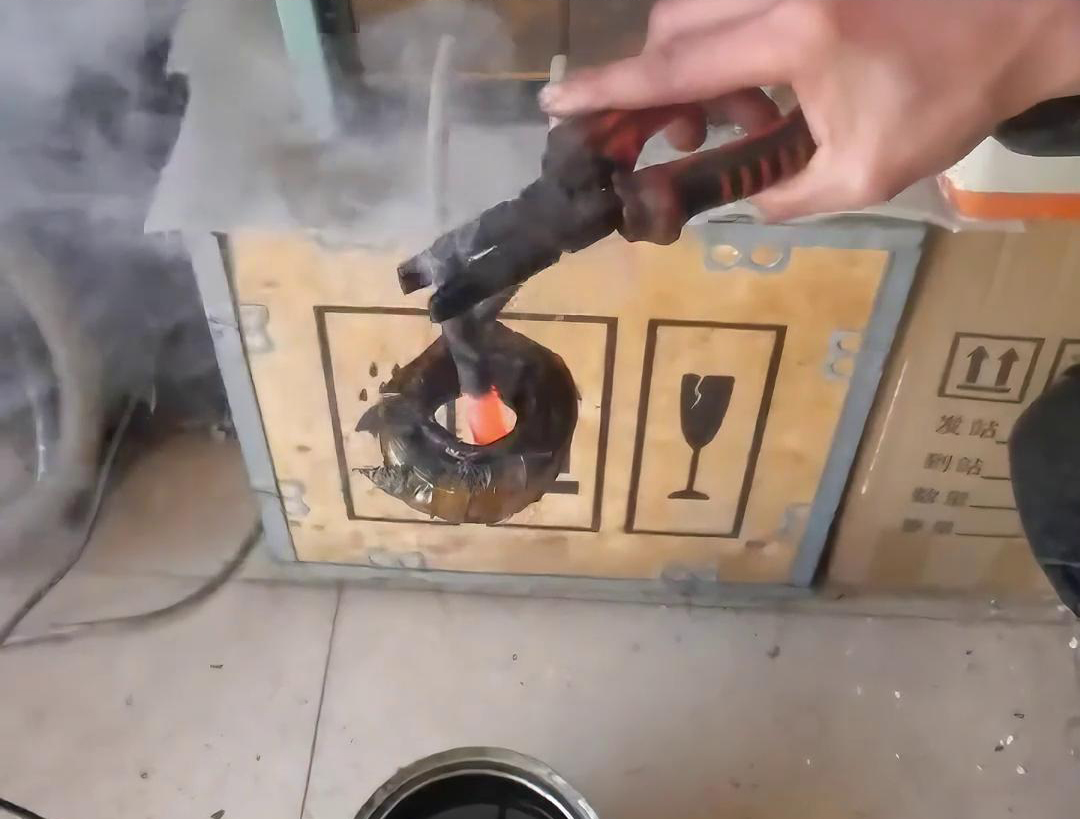 小型高頻淬火機(jī)，適用于常見(jiàn)小型五金金屬材料淬火熱處理