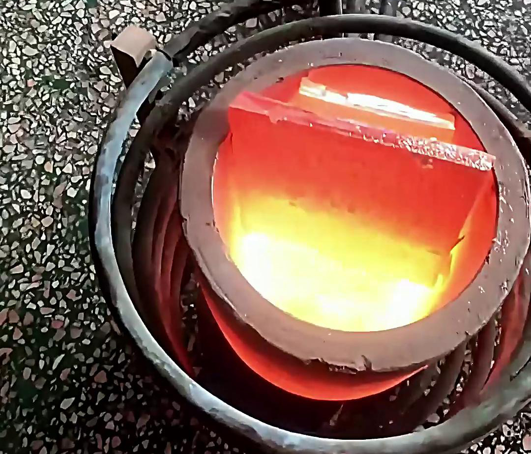 使用380V電壓的小型中頻熔煉爐，它的功率滿足熔煉金、銀、銅，10公斤容量