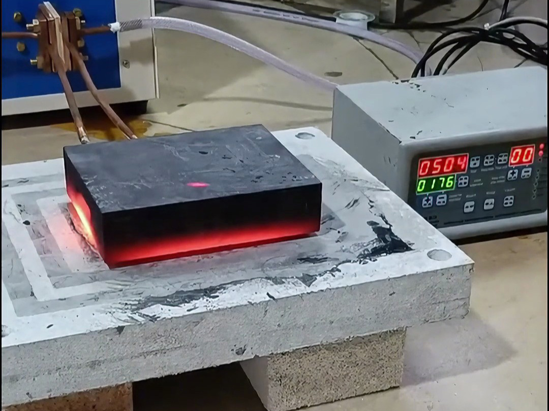 石墨模具加熱就使用高頻加熱機(jī)，導(dǎo)磁材料都可以高頻加熱