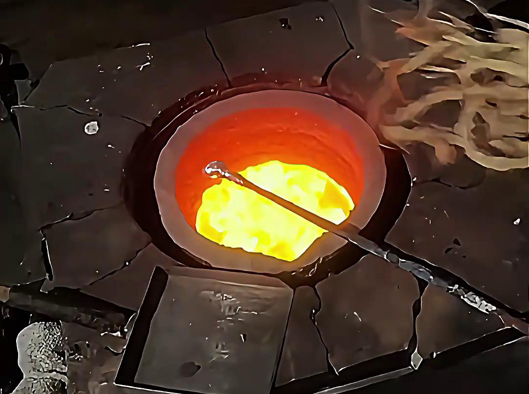 中頻熔煉爐熔化銀粉，根據(jù)需求配熔煉量大小