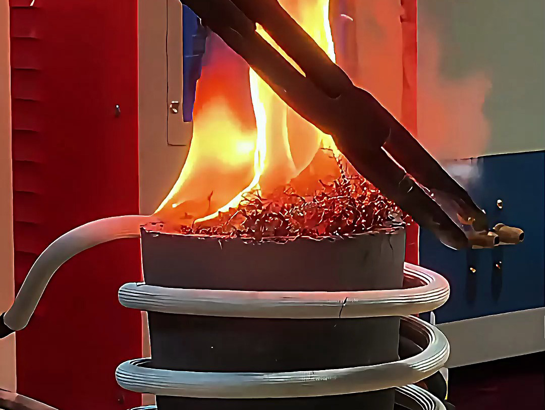 小型高頻熔煉爐，廢鐵屑熔煉只要5分鐘就可以熔煉一爐