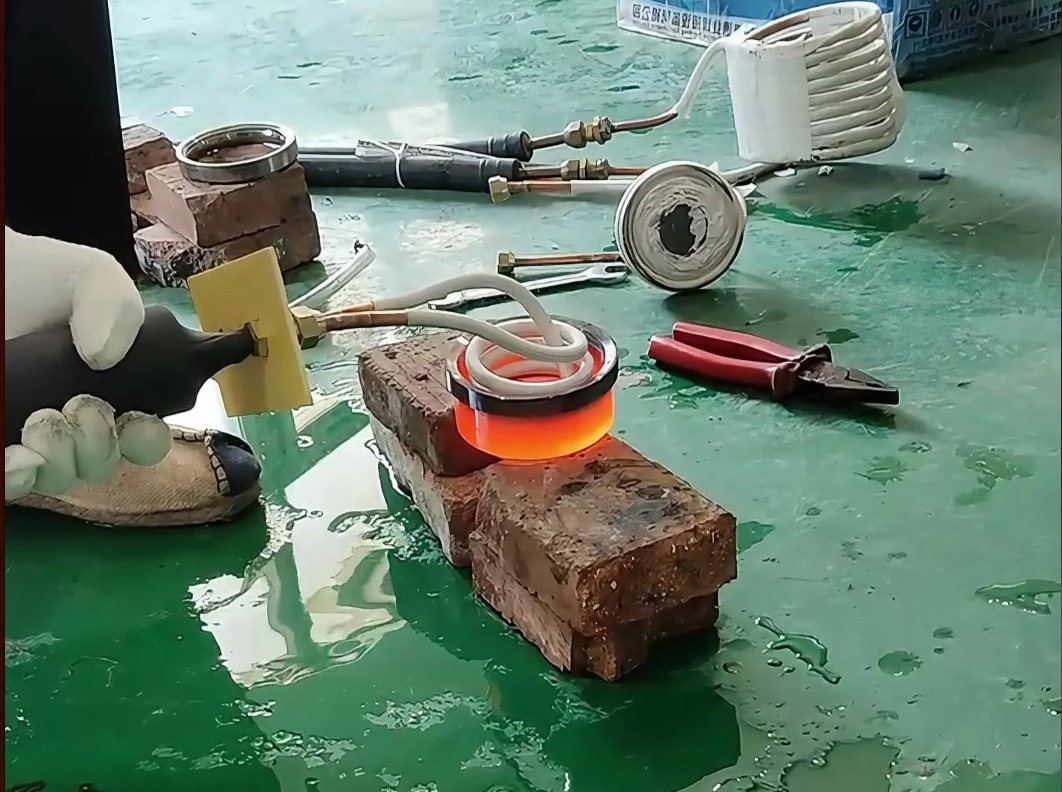 ?工業(yè)加熱神器！手持式高頻機(jī)讓發(fā)動機(jī)座圈熱拆熱裝配更簡單！